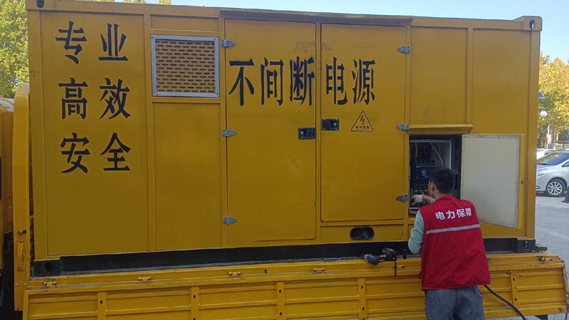 巴州柴油发电机组和UPS电源配合使用时，如何避免切换过程中的电力中断？